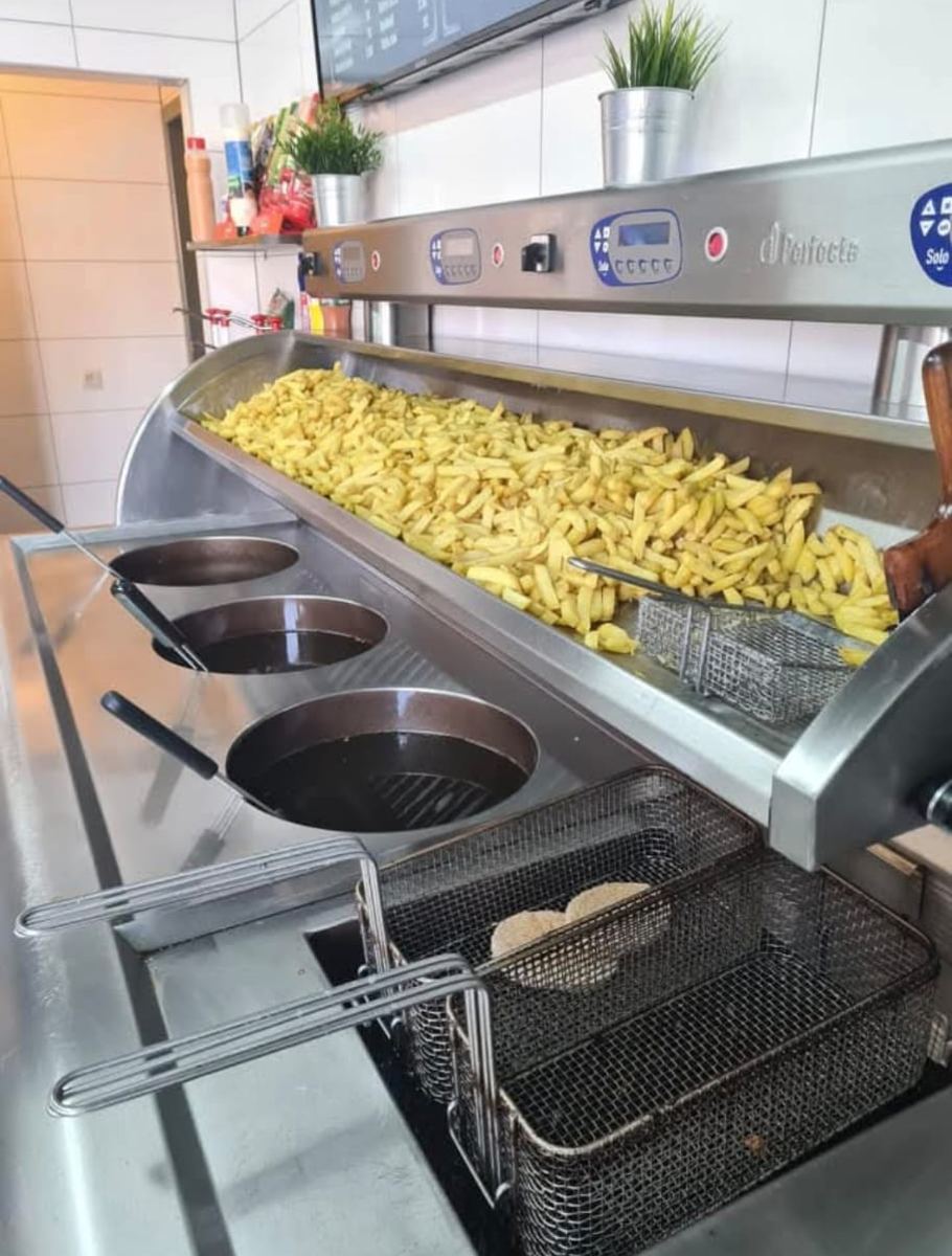 Frites dorées qui sortent de la friteuse