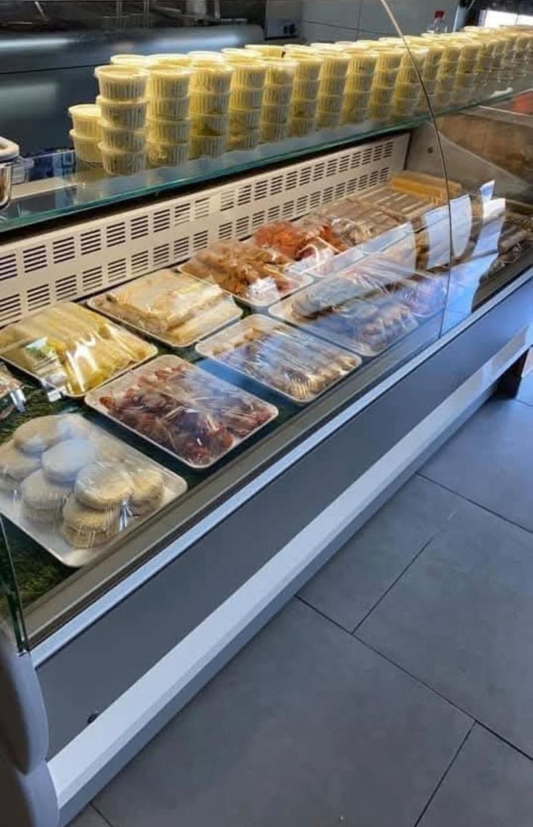 Vitrine réfrigérée garnie de snacks